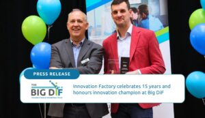 David Carter, CEO of Innovation Factory award the 2025 Difizen of the Year award to Mitch Wilson, COO of Mariner Endosurgery