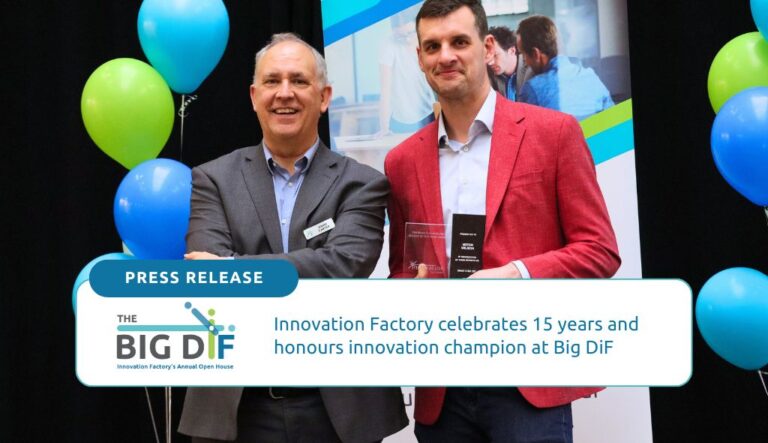 David Carter, CEO of Innovation Factory award the 2025 Difizen of the Year award to Mitch Wilson, COO of Mariner Endosurgery