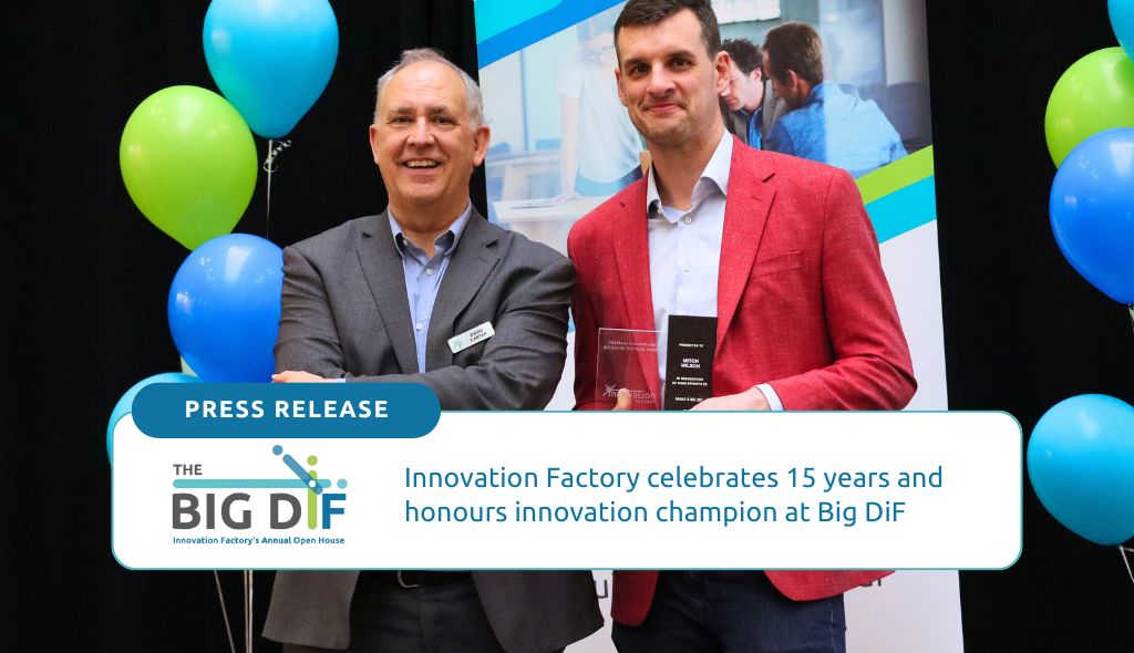 David Carter, CEO of Innovation Factory award the 2025 Difizen of the Year award to Mitch Wilson, COO of Mariner Endosurgery